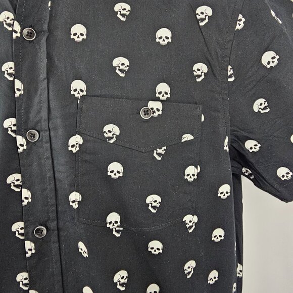 Free Planet Men's Black Skull Print Short Sleeve Button Down Shirt Size M NWT - Picture 3 of 12